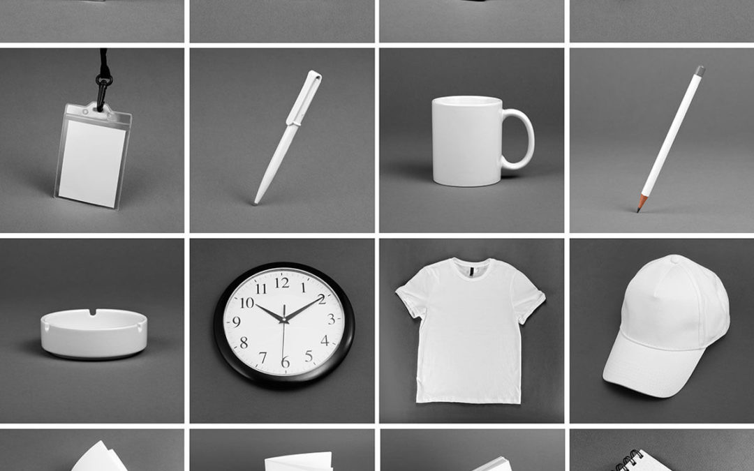 Un collage de varios objetos blancos, incluida una unidad USB de franquicia de producto promocional, una camiseta de franquicia de ropa de marca, un bolígrafo, una taza, un lápiz, un cenicero, un reloj, un sombrero, una bola de papel, un sobre y